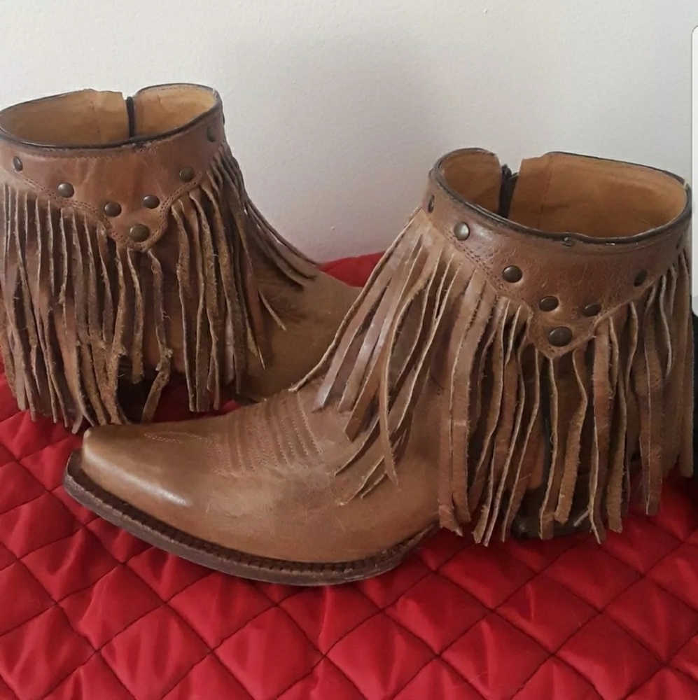 Boots - Picture 4 of 4